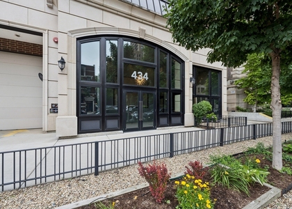 434 W Melrose Street - Photo 1