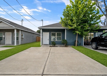 403 E Avenue G - Photo 1
