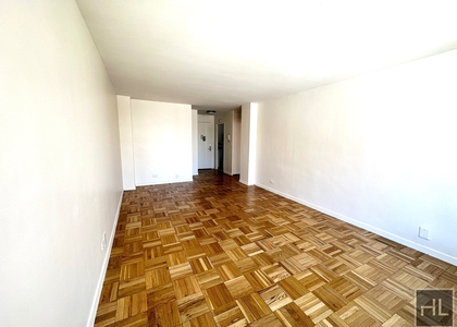 East 49 Street - Photo 1