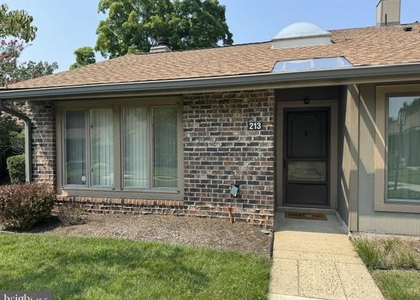213 Uxbridge - Photo 1