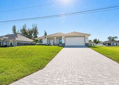 3464 Ne 9th Place - Photo 1