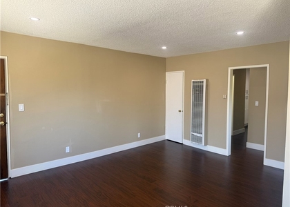 600 E Acacia Avenue - Photo 1