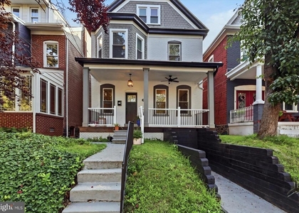 705 W 19th Street - Photo 1
