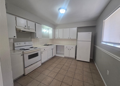 911 Avenue K - Photo 1