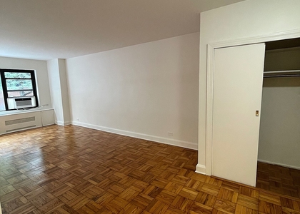 East 55 Street - Photo 1