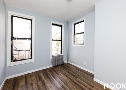 291 Evergreen Ave - Photo 1