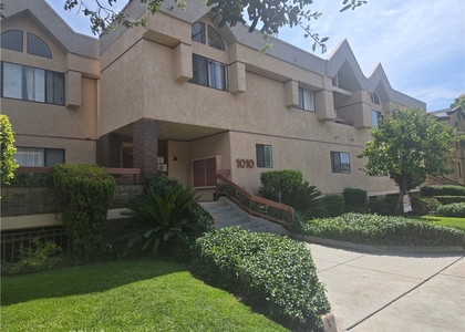 1010 E Maple - Photo 1