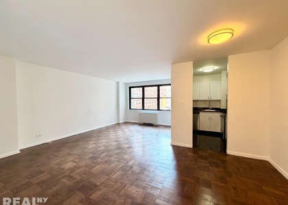 Fifth Avenue - Photo 1
