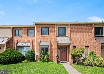 135 Caernarvon Court - Photo 1