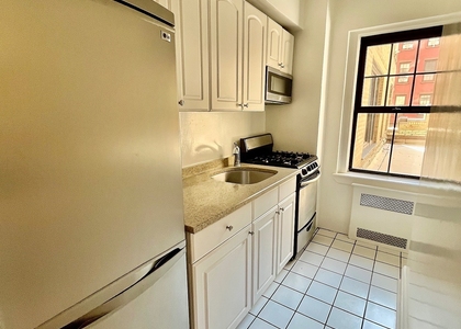 Christopher St - Photo 1