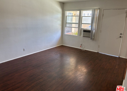 15943 Victory Boulevard - Photo 1