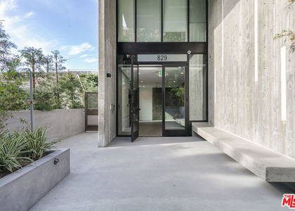 829 Larrabee Street - Photo 1