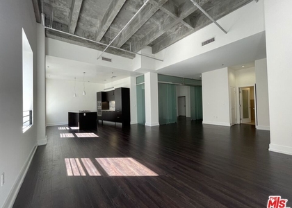 727 W 7th Street - Photo 1