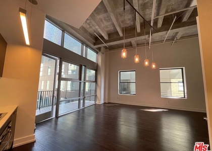 727 W 7th Street - Photo 1