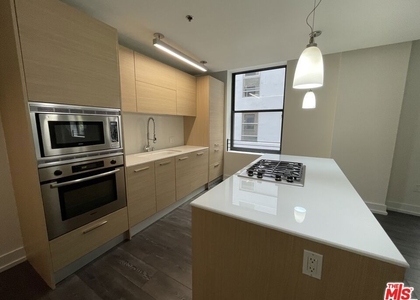 727 W 7th Street - Photo 1