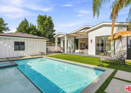 6207 Babcock Avenue - Photo 1