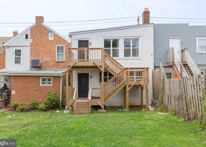 212 W Burke Street - Photo 1