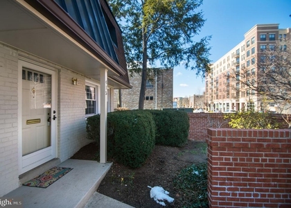 415 W Broad Street - Photo 1