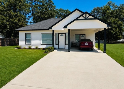 676 Bradford Street - Photo 1