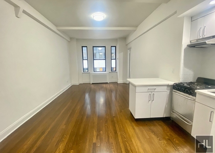 East 46 Street - Photo 1