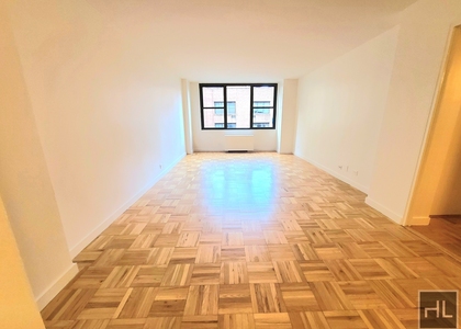 East 49 Street - Photo 1