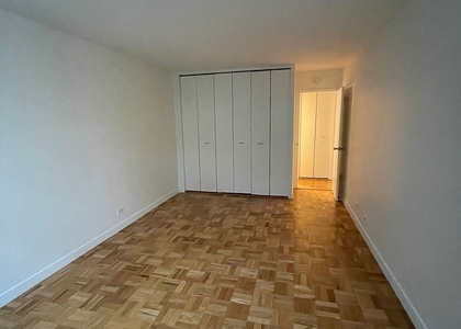 East 49 Street - Photo 1