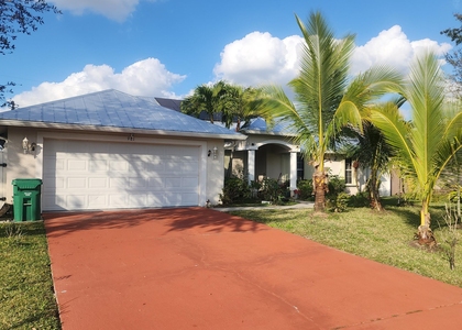 981 Sw Mccracken Avenue - Photo 1