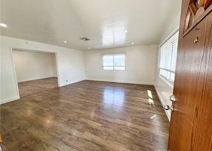 319 E Park - Photo 1