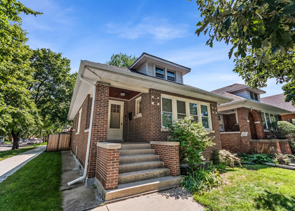 7457 N Maplewood Avenue - Photo 1