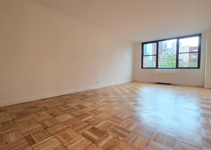 East 49 Street - Photo 1