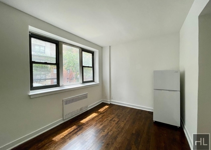 East 61 Street - Photo 1