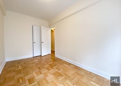 East 56 Street - Photo 1