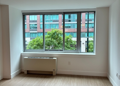 CENTER BLVD - LIC  - Photo 1