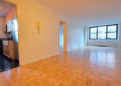 East 49 Street - Photo 1