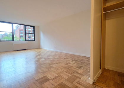 East 49 Street - Photo 1