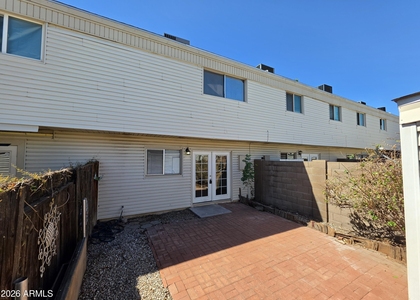 731 E Vaughn Drive - Photo 1