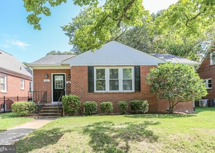 1213 Stafford Avenue - Photo 1