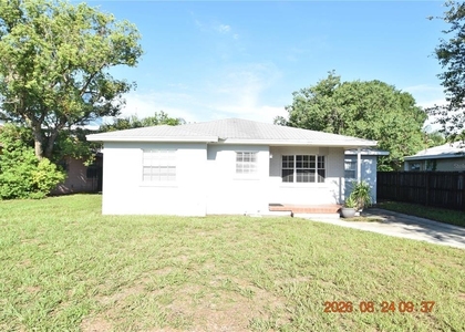 212 N Clearview Avenue - Photo 1