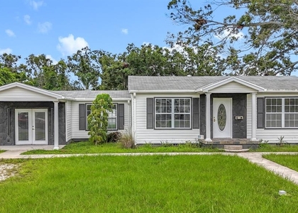 2122 52nd Avenue N - Photo 1