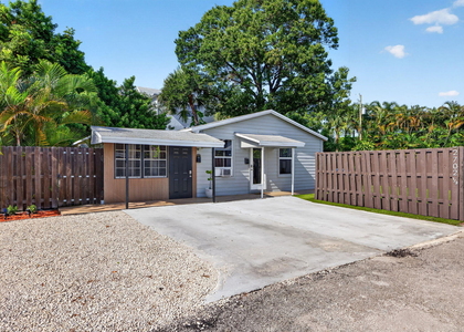 2702 Ne 9th Avenue - Photo 1