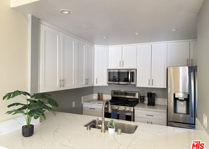 326 S Manhattan Place - Photo 1