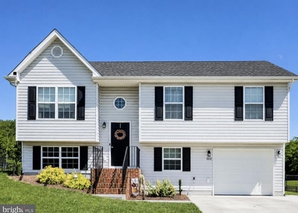 100 Kaleigh Drive - Photo 1