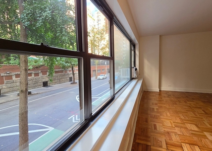 East 55 Street - Photo 1