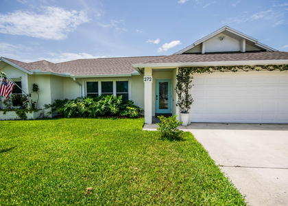 272 Sw Fairchild Avenue - Photo 1