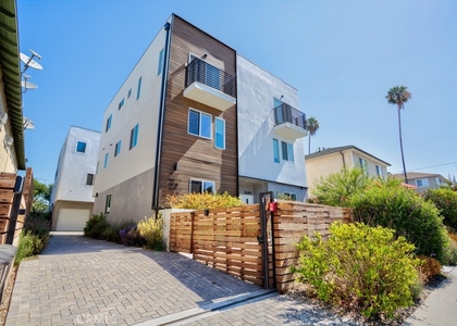11637 1/2 Burbank Blvd - Photo 1