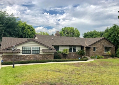 916 W Donington Street - Photo 1
