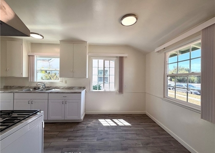 7536 White Oak Avenue - Photo 1