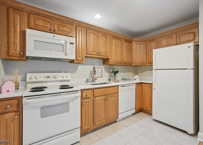 53 Broadway - Photo 1