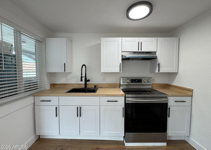 1017 E Moreland Street - Photo 1