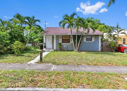 811 32nd Street - Photo 1